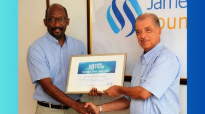 President Michel receives the UNESCO Ocean Champions award from Vice-President Meriton